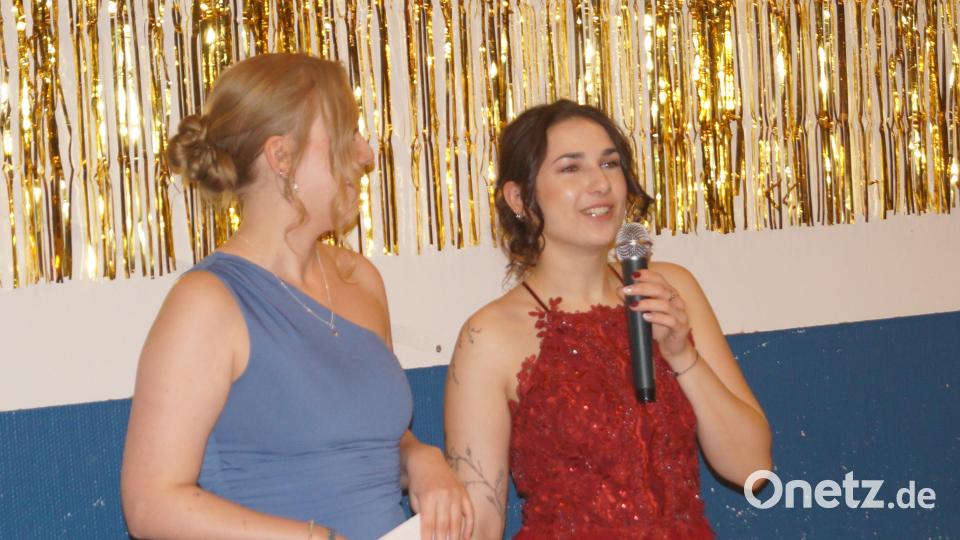 Die beiden Moderatorinnen Anna Schweiger ( links ) und Eva Blau führen charmant durch den kurzweiligen Abend.. Bild: slh