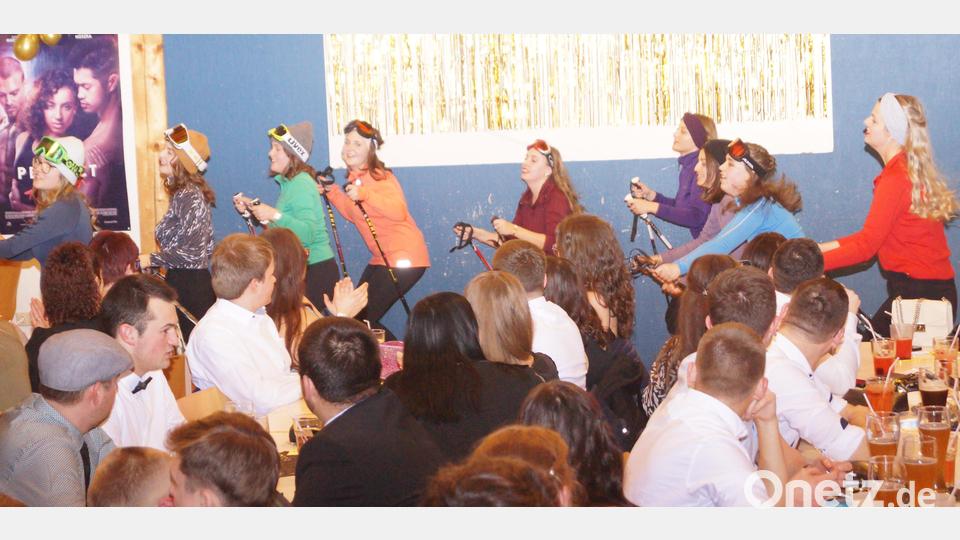 Die Show der Ski Festdamen startet. Bild: slh