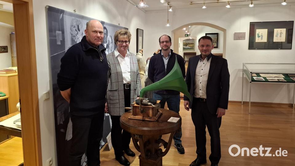 Im Weidener Stadtmuseum können Besucher in der Sonderausstellung wie Oberbürgermeister Jens Meyer (rechts) einen Einblick in das Weiden der 1920er Jahre bekommen. Mit dabei waren außerdem Sebastian Schott vom Stadtmuseum (links), die Leiterin des Kulturamts Sabine Guhl und Michel Maier vom Projekt Demografiefeste Kommune. Bild: Eva Kreuzer