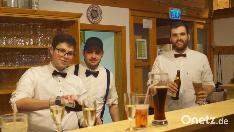 Die drei Jungs hinter der Theke – natürlich mit Fliege. Bild: slh