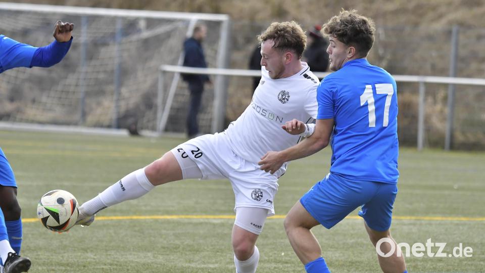 Leon Kipry (links) von der DJK Gebenbach muss sich in dieser Szene gegen Alexandru Dragut vom SV Schwandorf-Ettmannsdorf behaupten. Bild: Hubert Ziegler