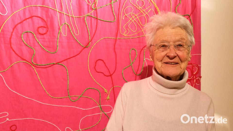 Künstlerin Beate Oehmann vor einem ihrer textilen Werke: &quot;Man muss die Fäden machen lassen, was sie wollen.&quot; Bild: Peter Ringeisen