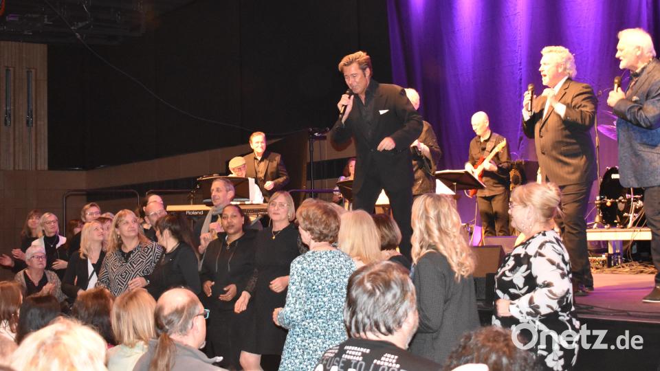 Dennis Jale bat die Akteure des Gospelchors nochmals nach vorne. Bild: rgr