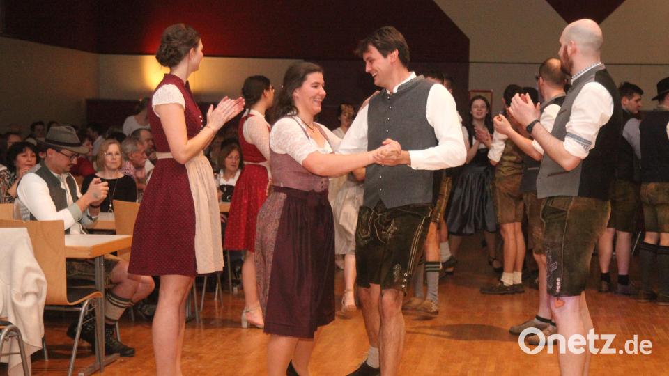 Beschwingt durch das Spalier: Katharina Eckl und Tobias Stibich hatten sichtlich Spaß. Bild: Hirsch