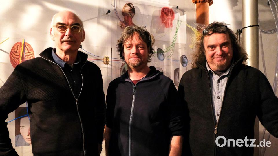 Das Künstler-Duo &quot;Portmanteau&quot;, Greulix Schrank und Christian Taison Heiß (von rechts) und Martin Dessecker (links) haben die gotische Hauskapelle mit &quot;Philosophie auf Pump&quot; ausgestattet: Ungewöhnliche Klangskulpturen und thematisch dazu passende Design-Objekte. Bild: Peter Ringeisen