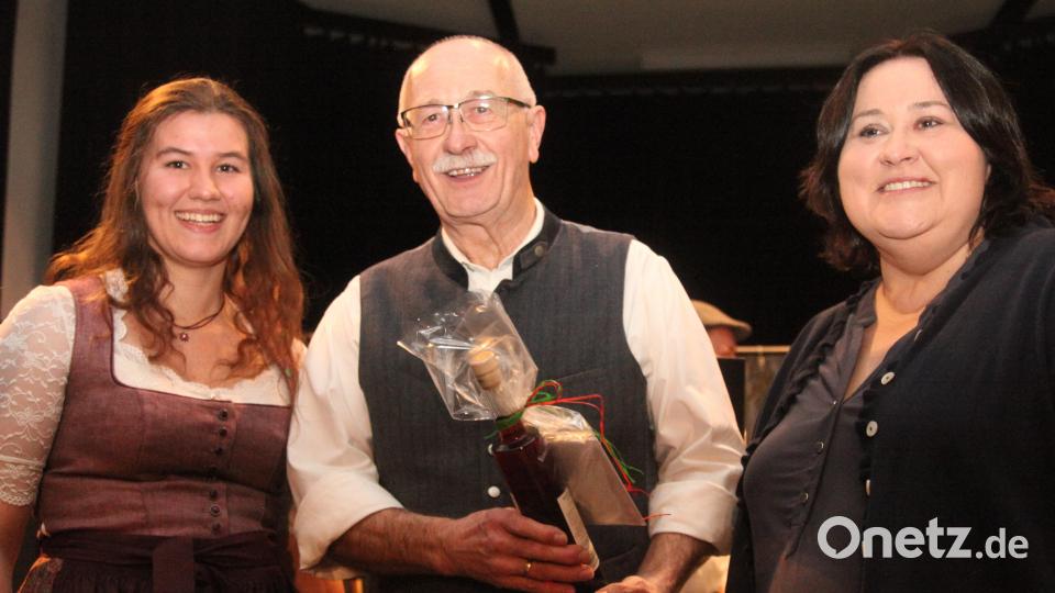 Katharina Eckl (links) bedankte sich bei den beiden Tanzlehrern Peter Schneeberger und seiner Tochter Katrin mit einem Geschenk. Bild: Hirsch