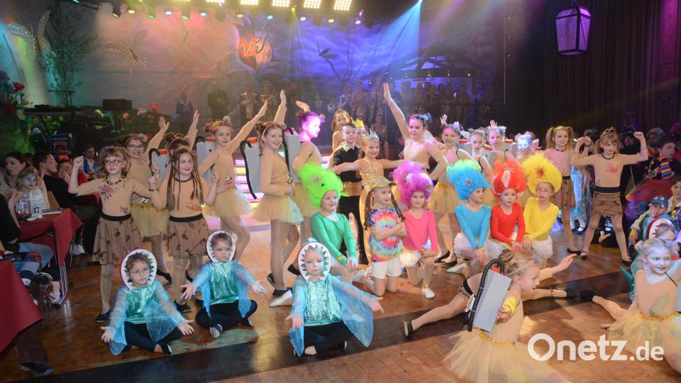 An Farbenpracht und der sichtbaren Freunde allen Besucher etwas Besonderes angeboten zu haben: Die Bambini- und Kindergarde beim gemeinsamen Abschlussbild. Bild: bey