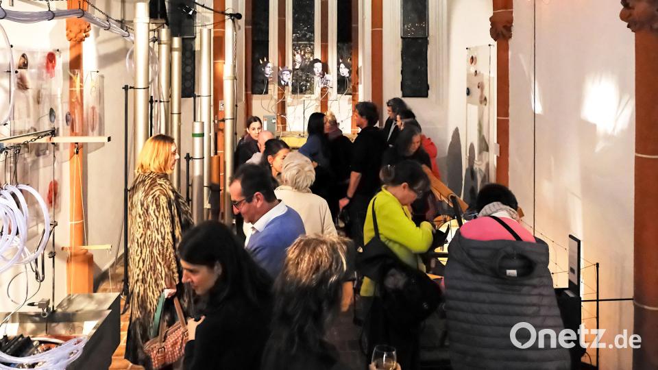 Der Andrang war groß, viele Besucher wollten die ungewöhnlichen Klangskulpturen des Künstler-Duos &quot;Portmanteau&quot; ansehen und sich von der davon produzierten Musik überraschen lassen. Bild: Peter Ringeisen