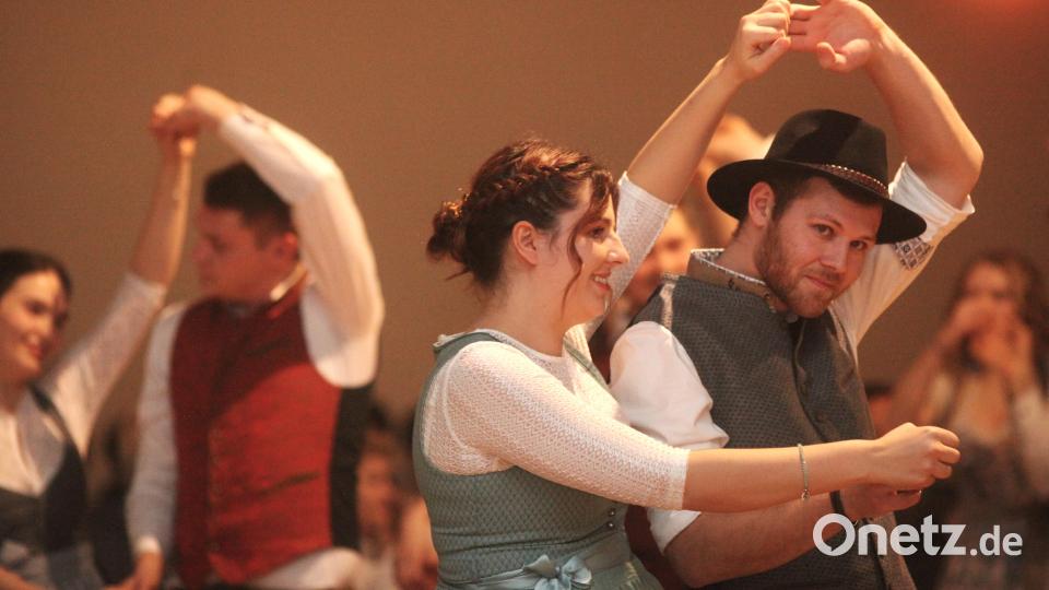 Beim &quot;Rheinländer&quot; wendet der Herr seiner Partnerin den Rücken zu. Die Jungbauernschaft zeigte beim Bauernball in der Nordgauhalle traditionelle Tanzfiguren. Bild: Hirsch