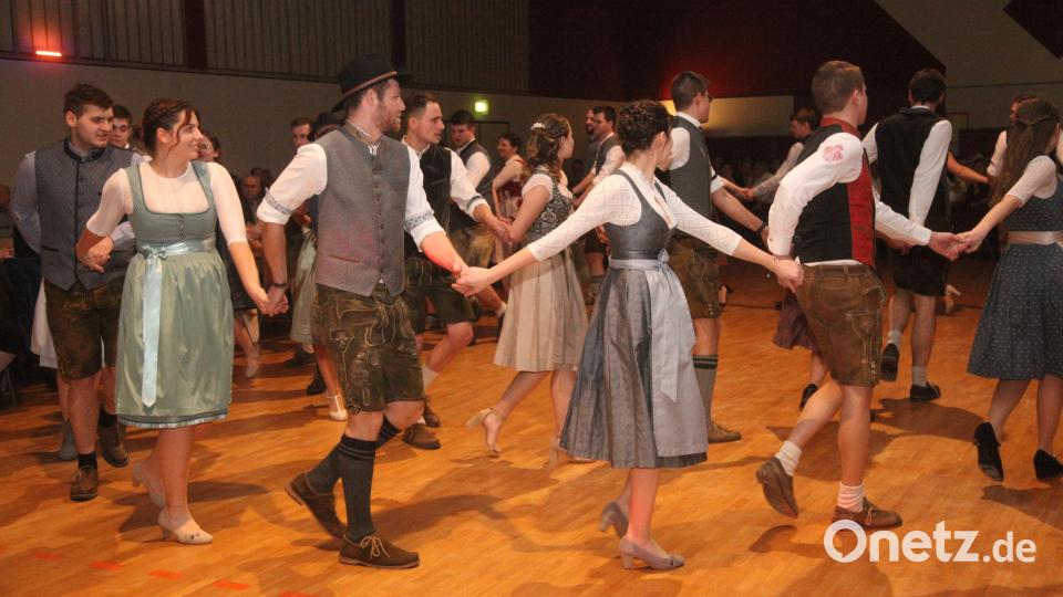 Der „Höllmannsrieder“, die „Linzer Polka“ und der „Rheinländer“ sind überlieferte Tänze, die die Jungbauernschaft bewahren möchte. Bild: Hirsch