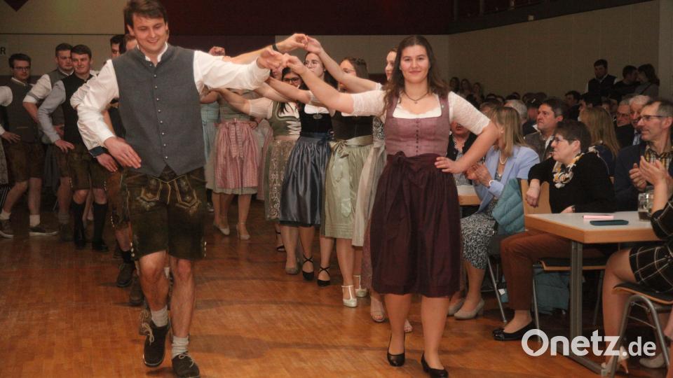 Die Sprecherin der Jungbauernschaft, Katharina Eckl, führte mit ihrem Partner Tobias Stibich die Polonaise an. Bild: Hirsch