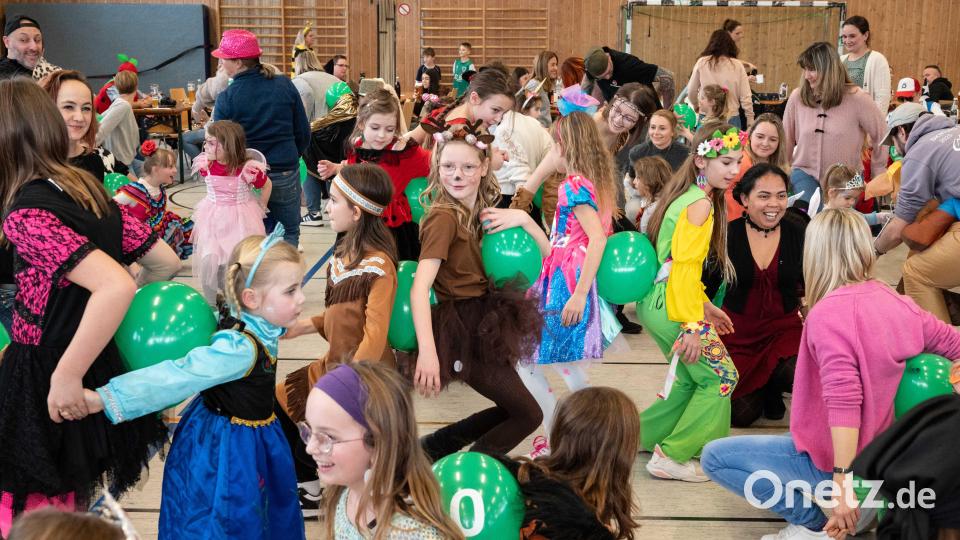 Die Kinder haben beim AWO-Fasching ihren Spaß. Bild: Michael Welnhofer