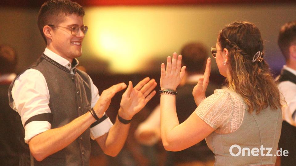 Abklatschen und drehen: Die Tanzpaare hatten verschiedene Figuren einstudiert. Bild: Hirsch