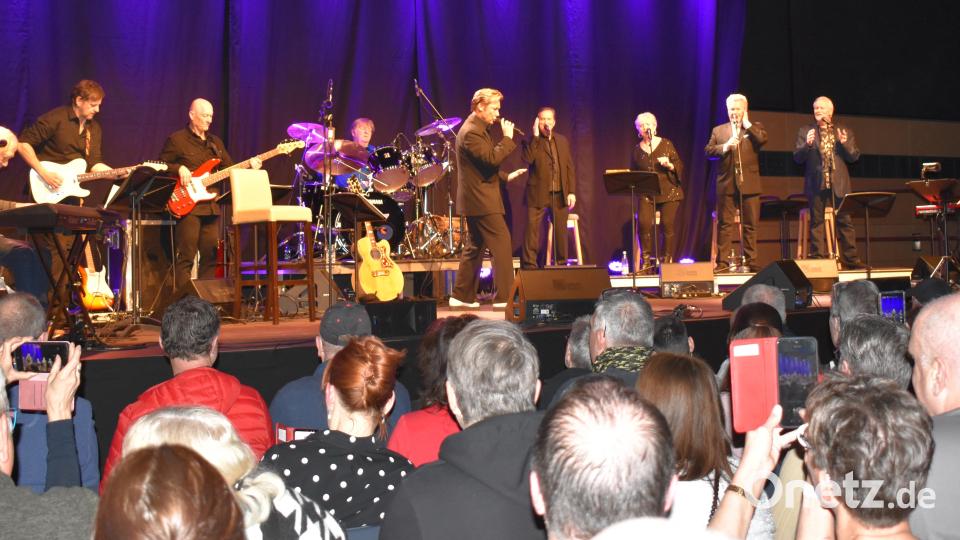 Dennis Jale feierte feierte mit seinen hervorragenden Musikern und Sängern sowie Sängerin Donna Rhodes-Morris den 90. Geburtstag von Elvis Presley in der Grafenwöhrer Stadthalle. Bild: rgr