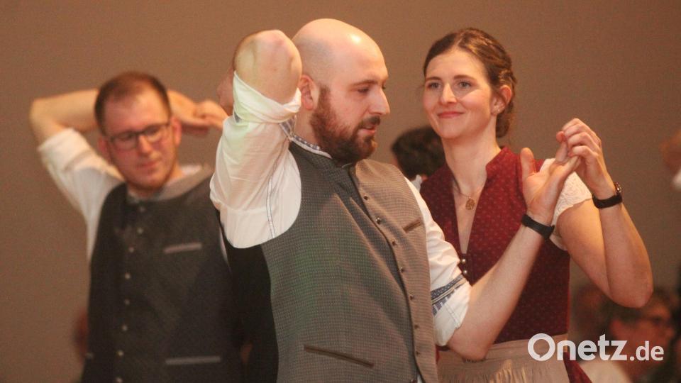 17 Paare beteiligten sich am Auftritt der Jungbauernschaft. Bild: Hirsch