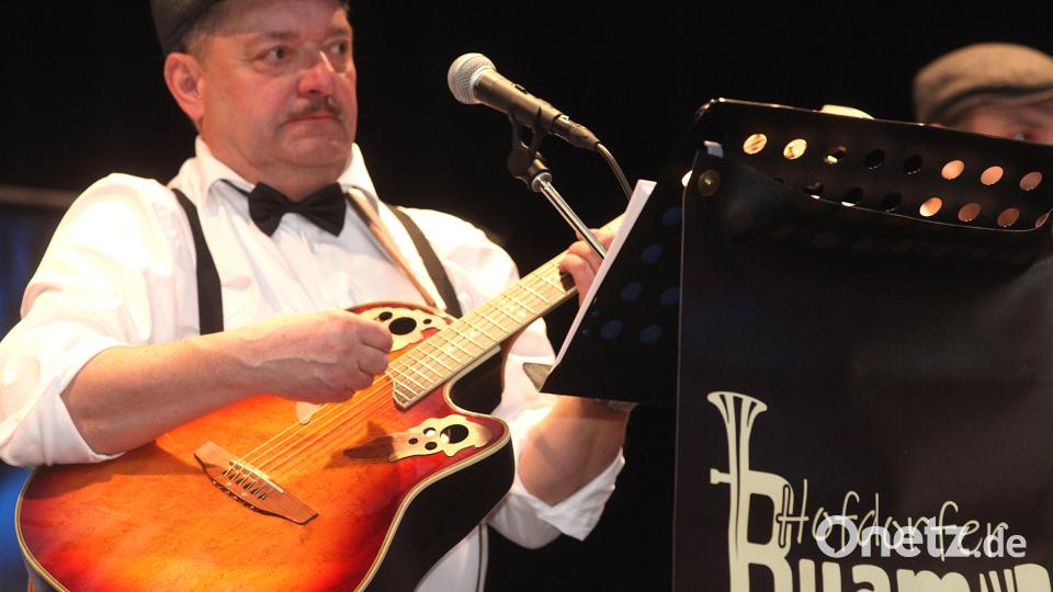 „Wir san vom Wold dahoam“.Die Hofdorfer Buam spielten zur Unterhaltung auf. Bild: Hirsch