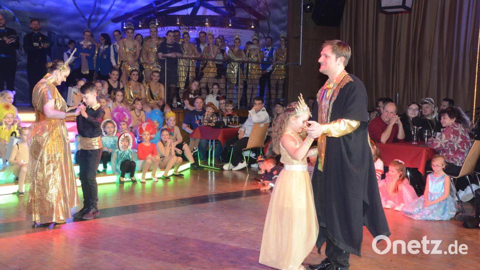 Partnertausch beim Tanz der Prinzenpaare: Prinz Florian IIIl. tanzt eine Runde mit Kinderprinzessin Elly Fryges, Prinzessin Julia II. tanzt mit Kinderprinz Jannis Pecher. Bild: bey