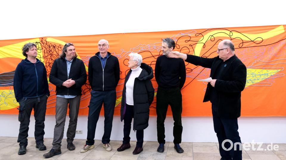 Der Gründer des Luftmuseums, Wilhelm Koch (rechts) stellte die Künstler vor (von links): Christian Taison Heiß, Greulix Schrank, Martin Dessecker, Beate Oehmann und Olaf Unverzart. Bild: Peter Ringeisen