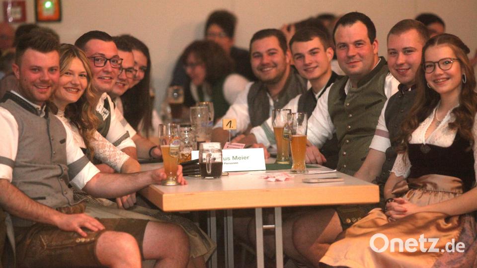 Die Jugend war stark vertreten beim Bauernball am Samstag in der Nabburger Nordgauhalle. Bild: Hirsch