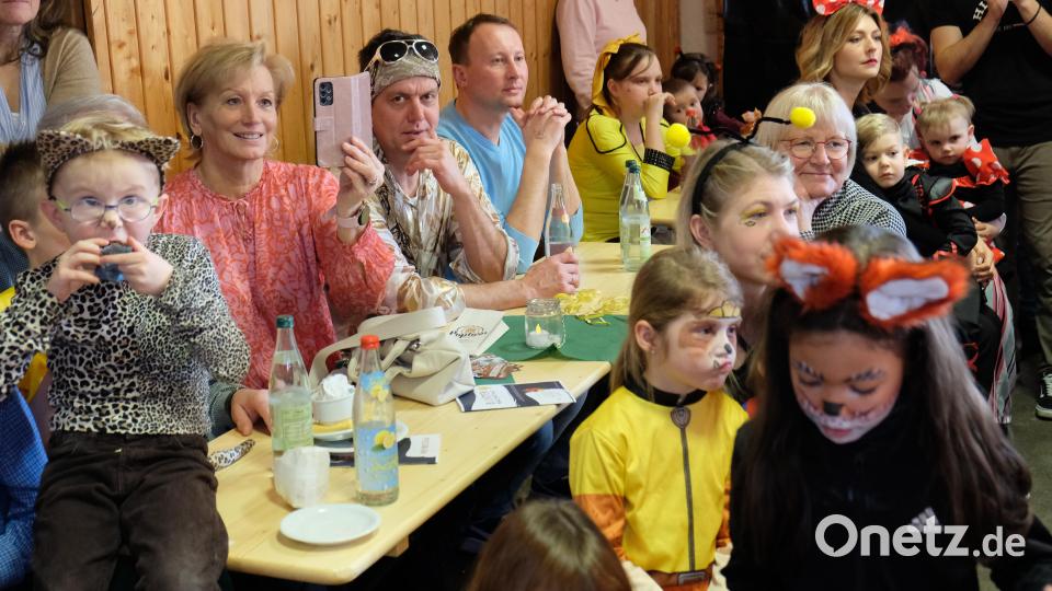 Papas und Mamis, Omas und Opas begleiteten den Nachwuchs Bild: do