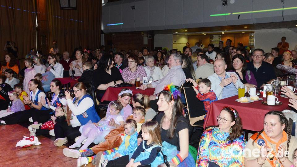 Die Stadthalle war voll. Viele der Kinder waren im Faschingskostüm erschienen. Bild: bey