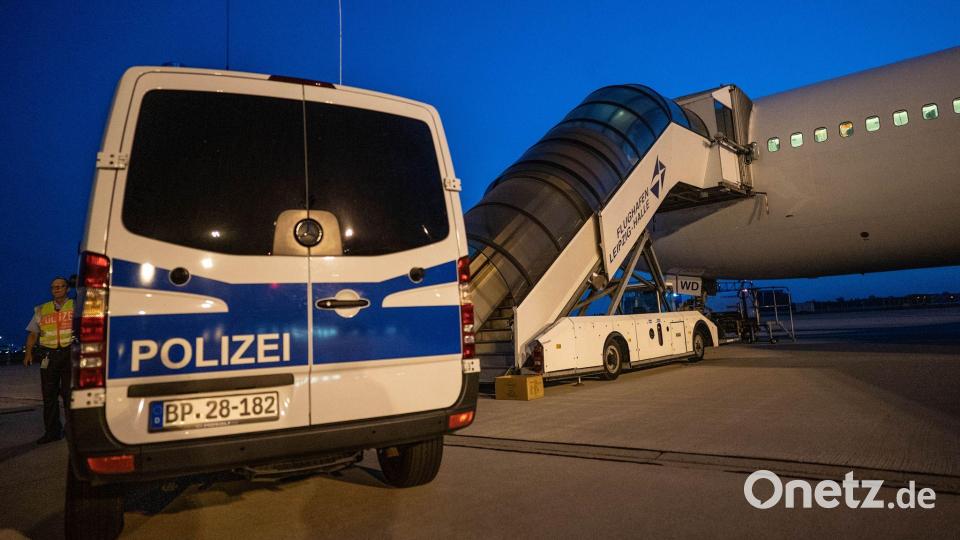 Mehr als 3.000 Menschen wurden 2024 aus dem Freistaat abgeschoben. (Symbolbild) Bild: Michael Kappeler/dpa