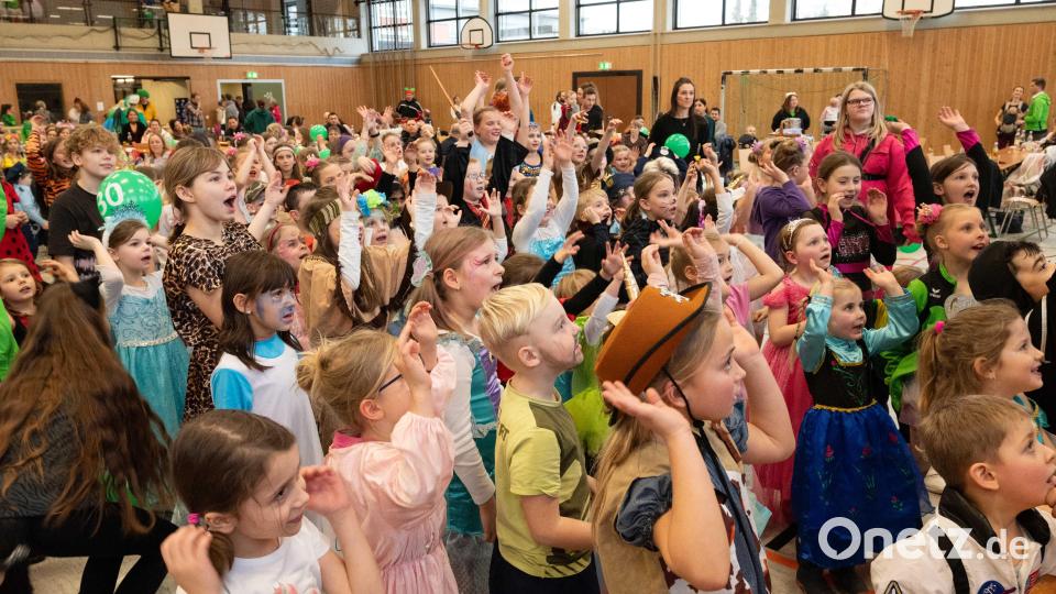 Lustige Spiele und Gardeauftritte begeistern die Kinder beim Fasching in der Mehrzweckhalle. Bild: Michael Welnhofer