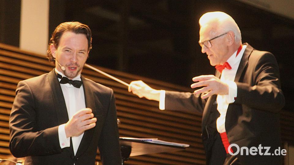 Orchesterleiter Johann Mösenbichler (rechts) hatte für den Gesang den stimmgewaltigen Wiener Tenor Franz Gürtelschmied engagiert. Bild: Hirsch