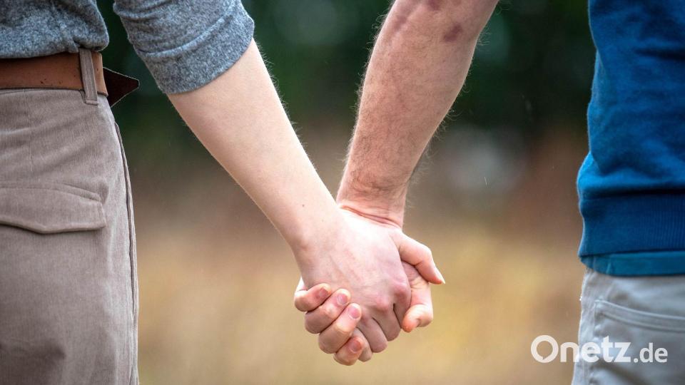 Passen wir wirklich zusammen? Das stellt sich erst lange nach dem Blind-Date heraus. (Illustration) Bild: Sina Schuldt/dpa