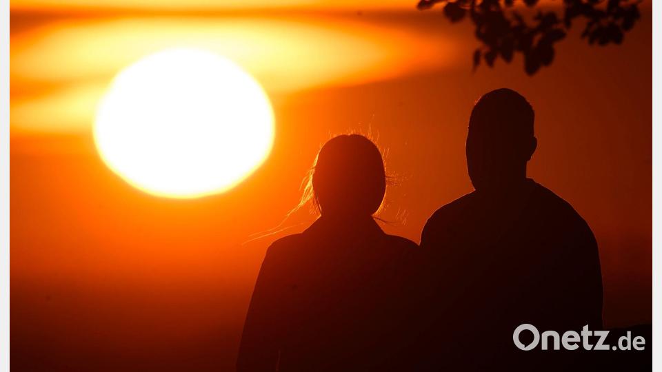 Zumindest bei Blind-Dates haben Frauen eine Vorliebe für etwas jüngere Männer. (Illustration) Bild: Julian Stratenschulte/dpa