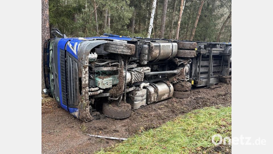 Am Montag geriet ein Sattelzug auf aufgeweichtem Gelände ins Wanken und kippte schließlich um. Bild: Polizeiinspektion Neustadt a.d.Waldnaab, Franz, PHK