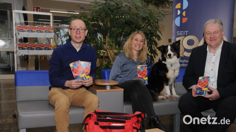 Hündin Chanel inspiziert das Erste-Hilfe-Paket, das in dem neuen Kurs angeboten wird – flankiert von Landrat Richard Reisinger (rechts), VHS-Chefin Claudia Mai (Mitte) und ihrem Stellvertreter Thomas Rode (links). Bild: ge