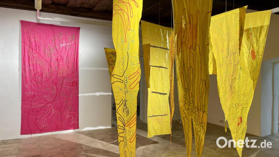 Die gelben &quot;Fahnenzipfel&quot; sind Teil von Beate Oehmanns Ausstellung &quot;entlang der Linie&quot; im Luftmuseum Amberg. Bild: Wilhelm Koch/exb