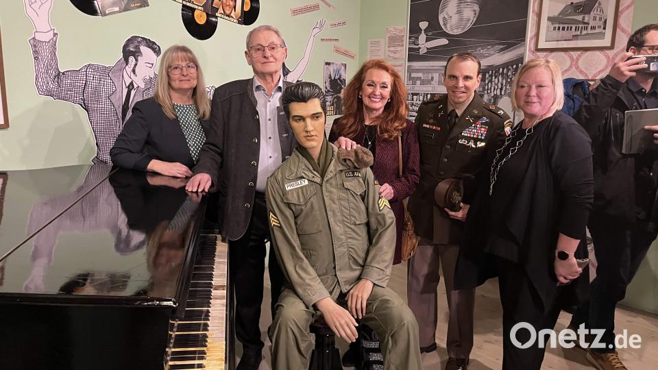 Elvis am Flügel aus der Mickey Bar bekam anlässlich seines 90. Geburtstags Besuch von seiner Cousine Donna Presley (Mitte). Es freuten sich darüber zweite Bürgermeisterin Anita Heßler (von links), Zeitzeuge Raimund Rodler, Oberst Stephen Flanagan und Heimatvereinsvorsitzende Angela Biersack. Bild: mor