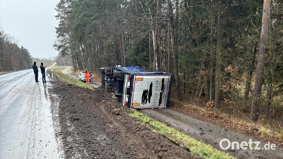 Der LKW kam von der Straße ab und musste anschließend von einer Spezialfirma bewegt werden. Bild: Polizeiinspektion Neustadt a.d.Waldnaab, Franz, PHK