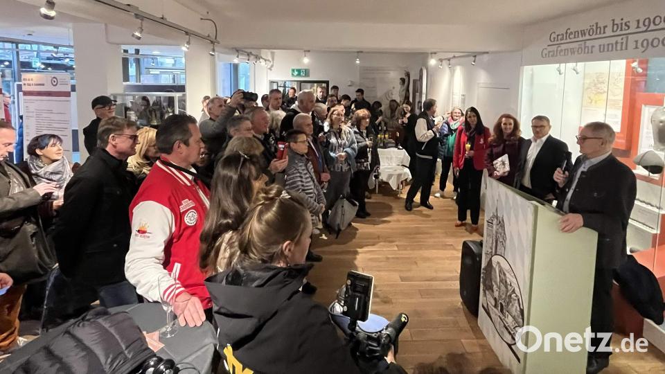 Fan-Ansturm und Medienrummel im Kultur- und Militärmuseum. Zeitzeuge Raimund Rodler (rechts) erzählte, dass Elvis nicht nur Schnitzel mit Bratkartoffeln aß. Bild: mor