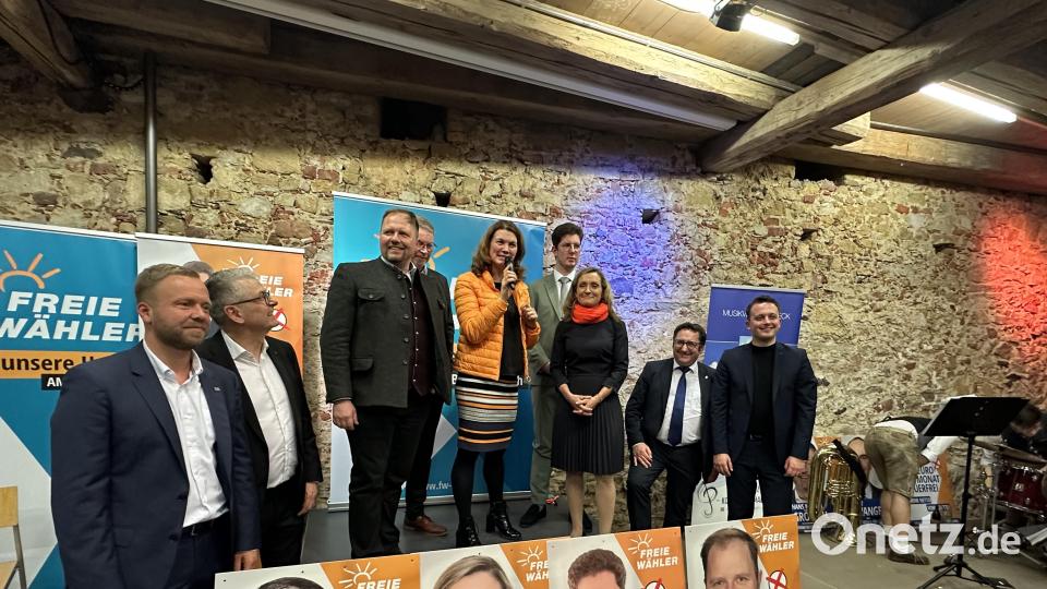 FW-Bezirksvorsitzende und Landrätin Tanja Schweiger (Mitte) stellt die Bundestagskandidaten der Oberpfälzer Freien Wähler vor. Bild: Stefanie Gradl