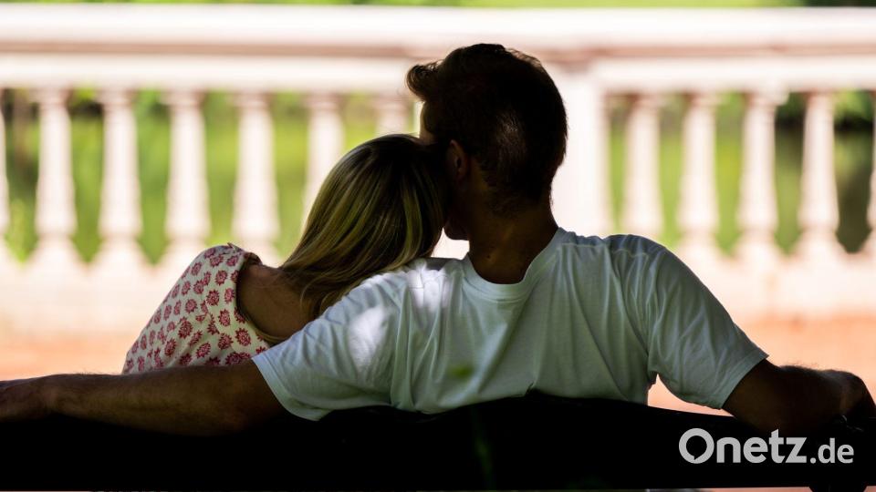 Eine lange Partnerschaft suchen viele Menschen per Blind-Date. (Illustration) Bild: Mohssen Assanimoghaddam/dpa