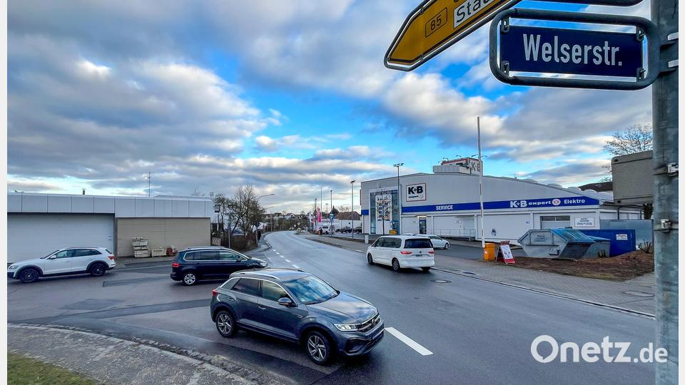 Die Einmündung der Welser- in der Fuggerstraße in Amberg. Hier sollte ein Kreisverkehr entstehen, der jetzt doch nicht gebaut wird. Bild: Petra Hartl