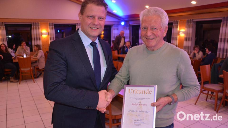 Rudolf Hartwich (rechts) wurde von Bürgermeister Stefan Grillmeier als Sportler des Jahres 2024 ausgezeichnet. Gewürdigt wurde damit die sportliche Karriere des 74-jährigen Mitterteichers. Bild: jr