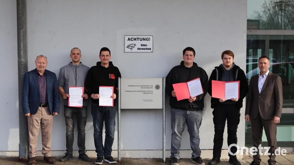 Die vier mutigen Männer, eingerahmt von zwei Polizisten: Fabian Schiegl, Andreas Kölbl, Jann Trutzel und Daniel Krone (von links nach rechts) Bild: PP Oberpfalz/KHK Biederer