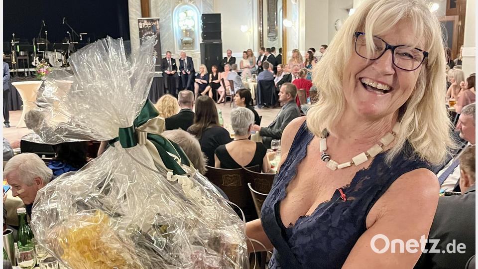 Den vierten Preis, einen Geschenkkorb mit bayerischen Spezialitäten aus dem Arberland, gewinnt Irene Träxler, zweite Vorsitzende von Bavaria Bohemia e.V. Bild: eib