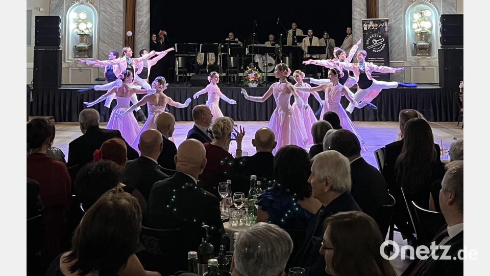 Das Balletensemble des Pilsner Stadttheaters eröffnet den Ball. Bild: eib