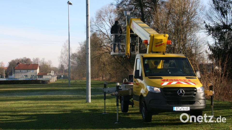 Bei Temperaturen um den Gefrierpunkt hatte der Kranwagen auf dem Sportplatz den festen Stand, den er benötigt. Bild: obl