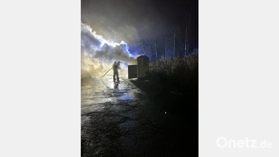In Marktredwitz ging am Montagabend ein Altkleidercontainer in Flammen auf. Bild: Polizei