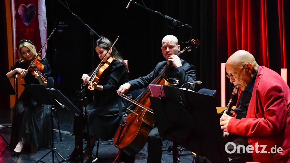 Klarinettist Giora Feidman begeistert mit seinem Programm &quot;Revolution of Love&quot; zusammen mit KlezStrings im ACC Amberg das Publikum. Bild: Petra Hartl