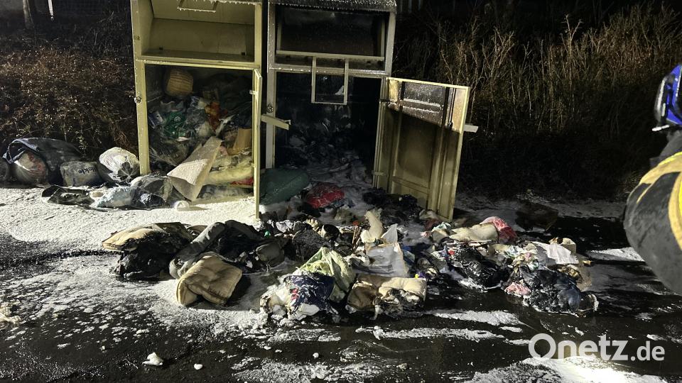 In Marktredwitz ging am Montagabend ein Altkleidercontainer in Flammen auf. Bild: Polizei