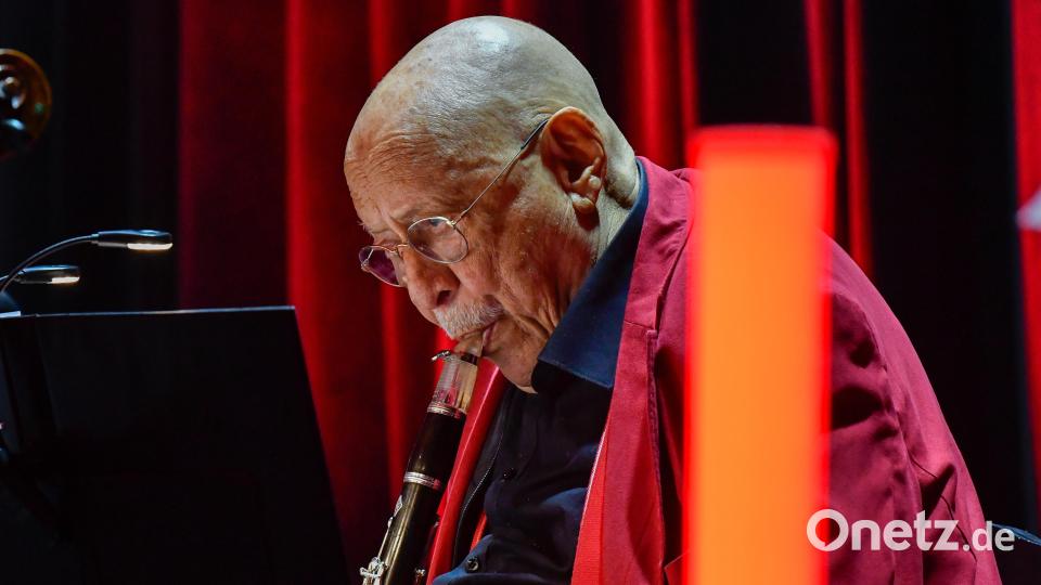 Klarinettist Giora Feidman begeistert mit seinem Programm &quot;Revolution of Love&quot; zusammen mit KlezStrings im ACC Amberg das Publikum. Bild: Petra Hartl