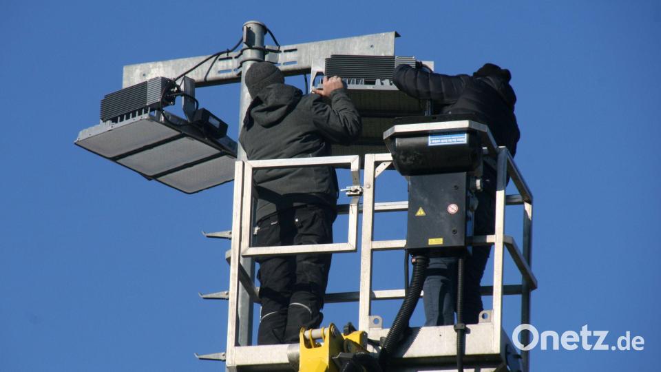Zwei schwindelfreie Fachkräfte arbeiteten in 16 Metern Höhe daran, die LED-Strahler am B-Platz des ASV Michelfeld optimal einzustellen. Bild: obl