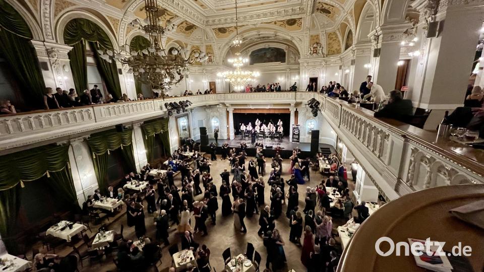 Das Orchester spielt zum Tanz. Bei der Eröffnung natürlich Walzer, später auch flotter. Bild: eib